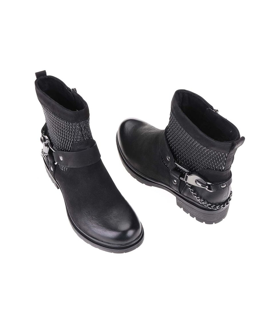 Černé kožené kotníkové boty s výraznou přezkou Tamaris 