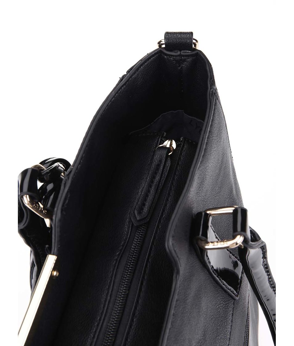 Černá kabelka s třásněmi a detaily ve zlaté barvě LYDC