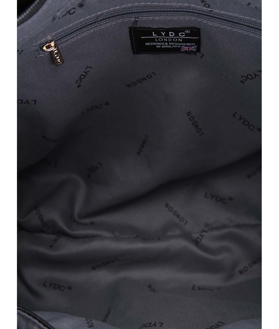 Černá kabelka s třásněmi a detaily ve zlaté barvě LYDC