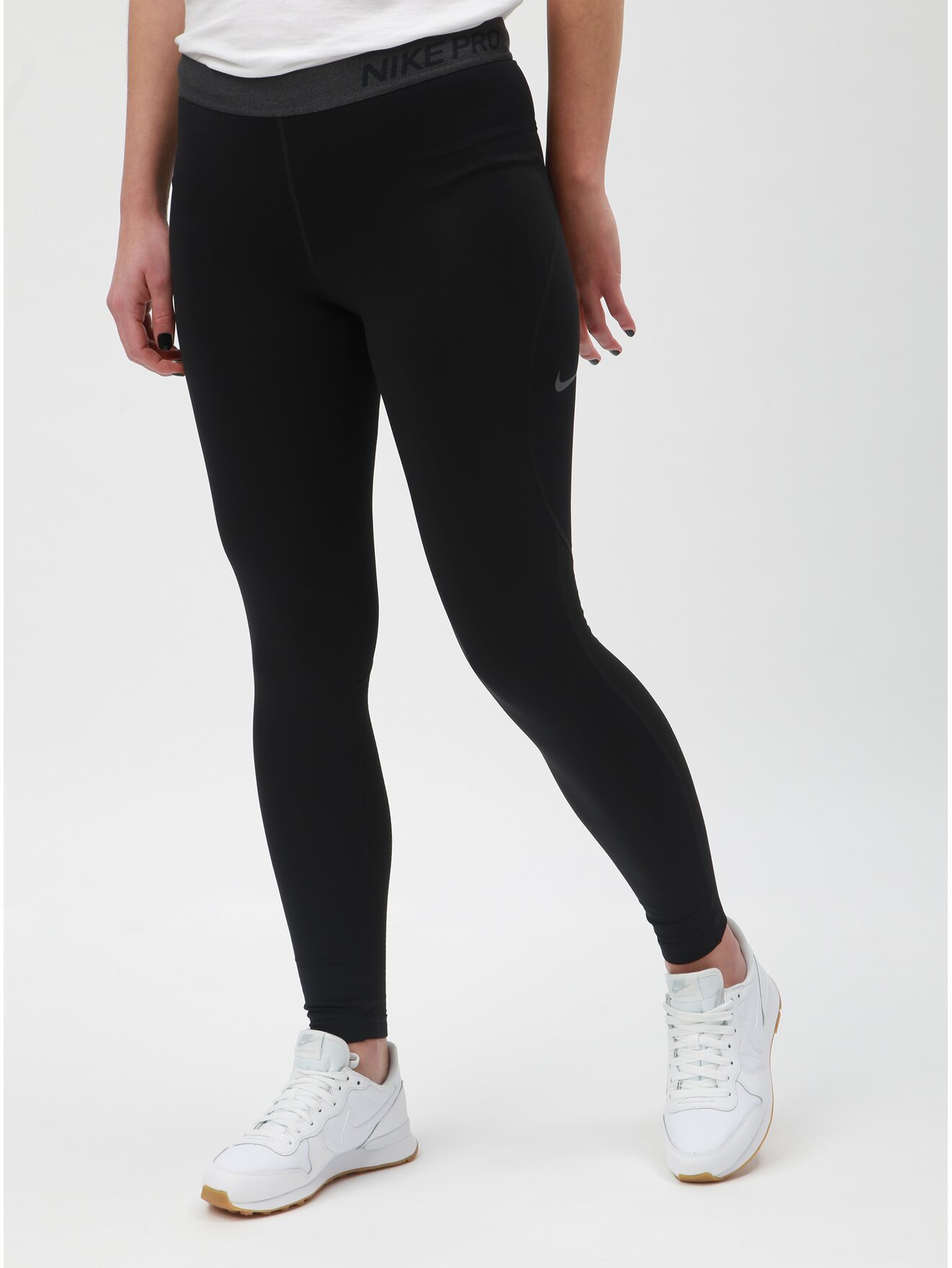 Černé dámské funkční legíny Nike