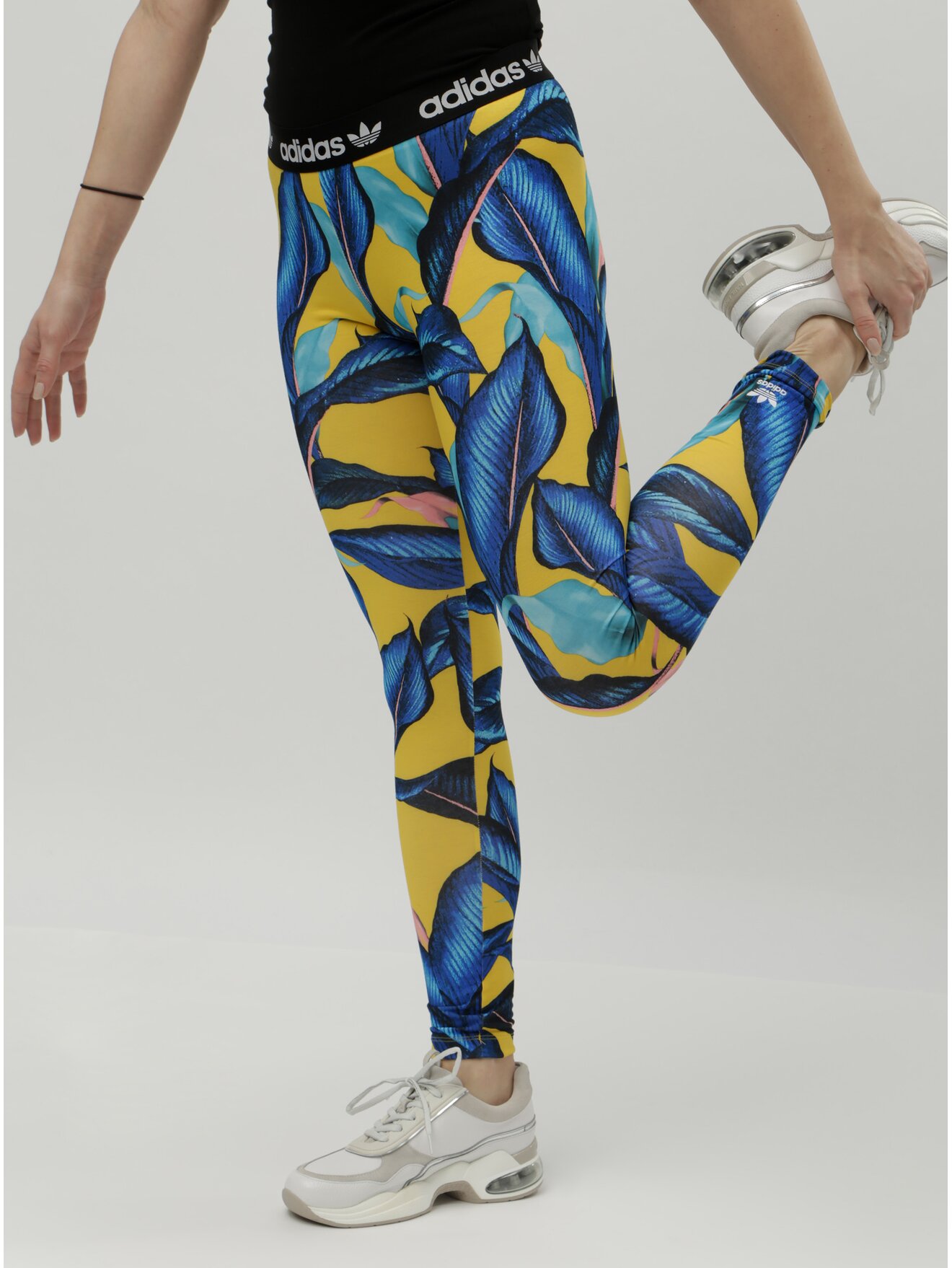 Žluto-modré dámské vzorované legíny adidas Originals