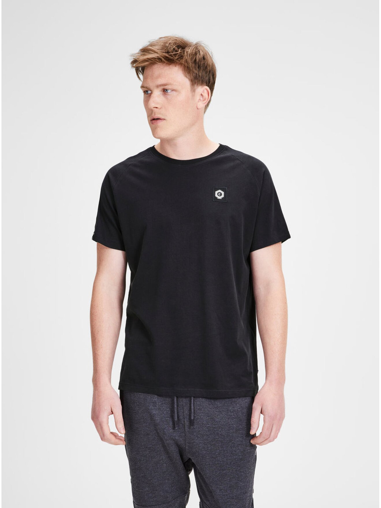 Černé tričko s nášivkou a lemem Jack & Jones Kenny