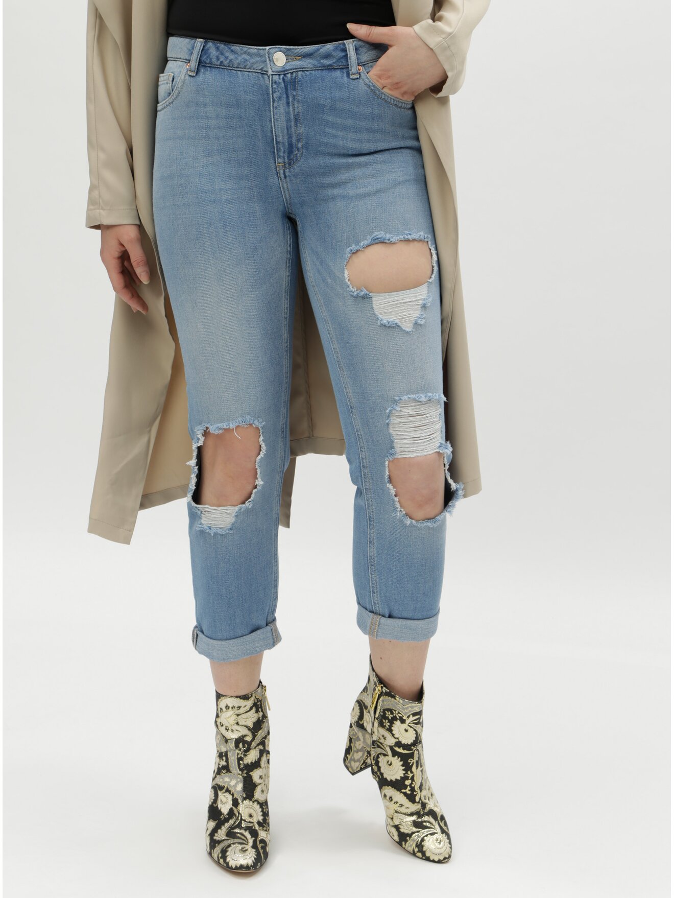 Světle modré zkrácené boyfriend džíny s potrhaným efektem Miss Selfridge