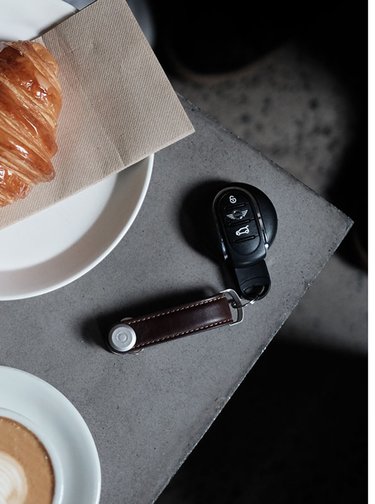 Tmavohnedá kožená kľúčenka Orbitkey