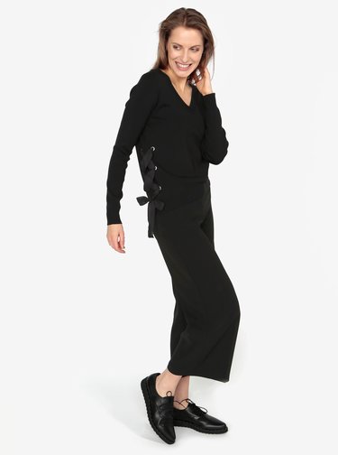 Černý svetr s véčkovým výstřihem a šněrováním VERO MODA Babetta