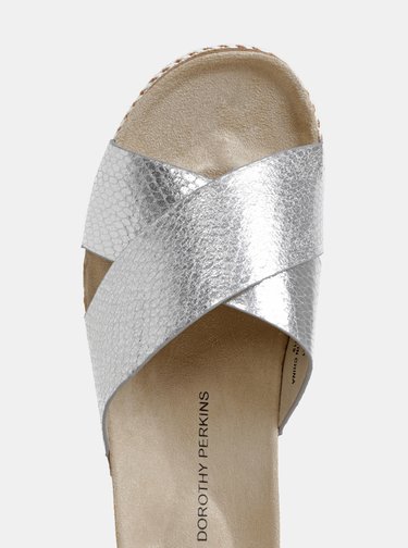 Metalické šľapky v striebornej farbe na platforme Dorothy Perkins