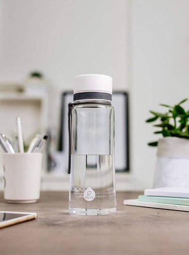 Plastová láhev s bílým uzávěrem EQUA (600 ml)