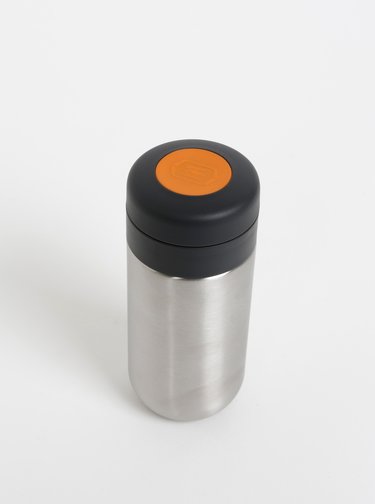 Termohrnček v striebornej farbe so sitkom na čaj Wacaco Nanovessel 210 ml