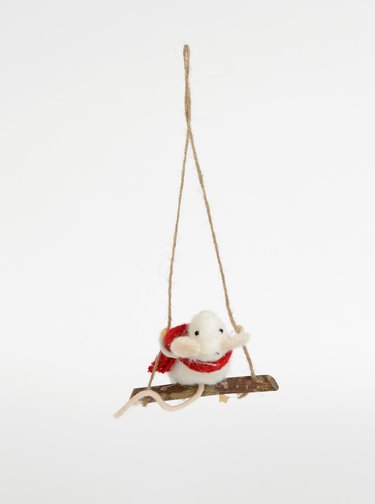 Bílá vánoční dekorace ve tvaru myši na houpačce Sass & Belle Swinging Mouse