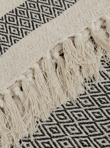 Černo-béžová vzorovaná deka Sass & Belle Scandi Boho