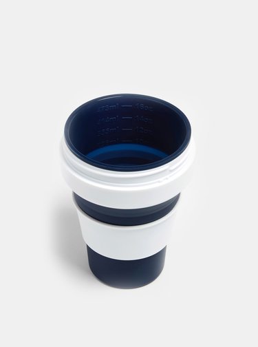 Bielo-modrý cestovný skladací hrnček so slamkou Stojo 470 ml