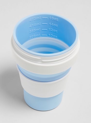 Bielo-modrý cestovný skladací hrnček so slamkou Stojo Biggie 470 ml