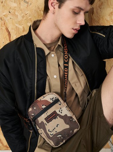 Hnědá maskáčová malá crossbody taška Consigned