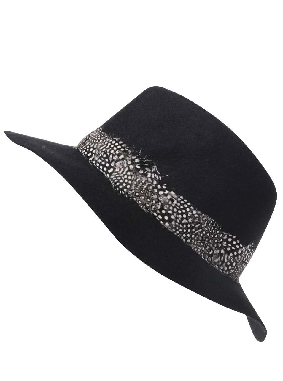 Černý klobouk s peříčky Pieces Town