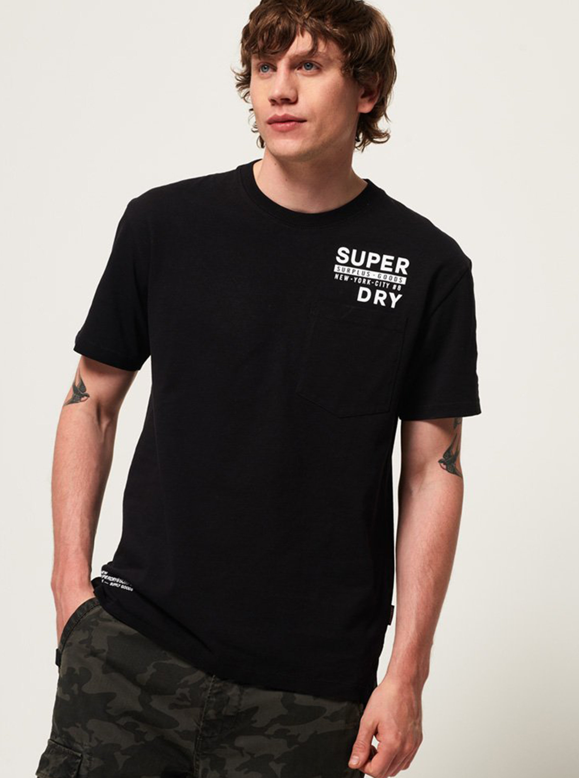 Fotografie Černé pánské tričko s potiskem Superdry