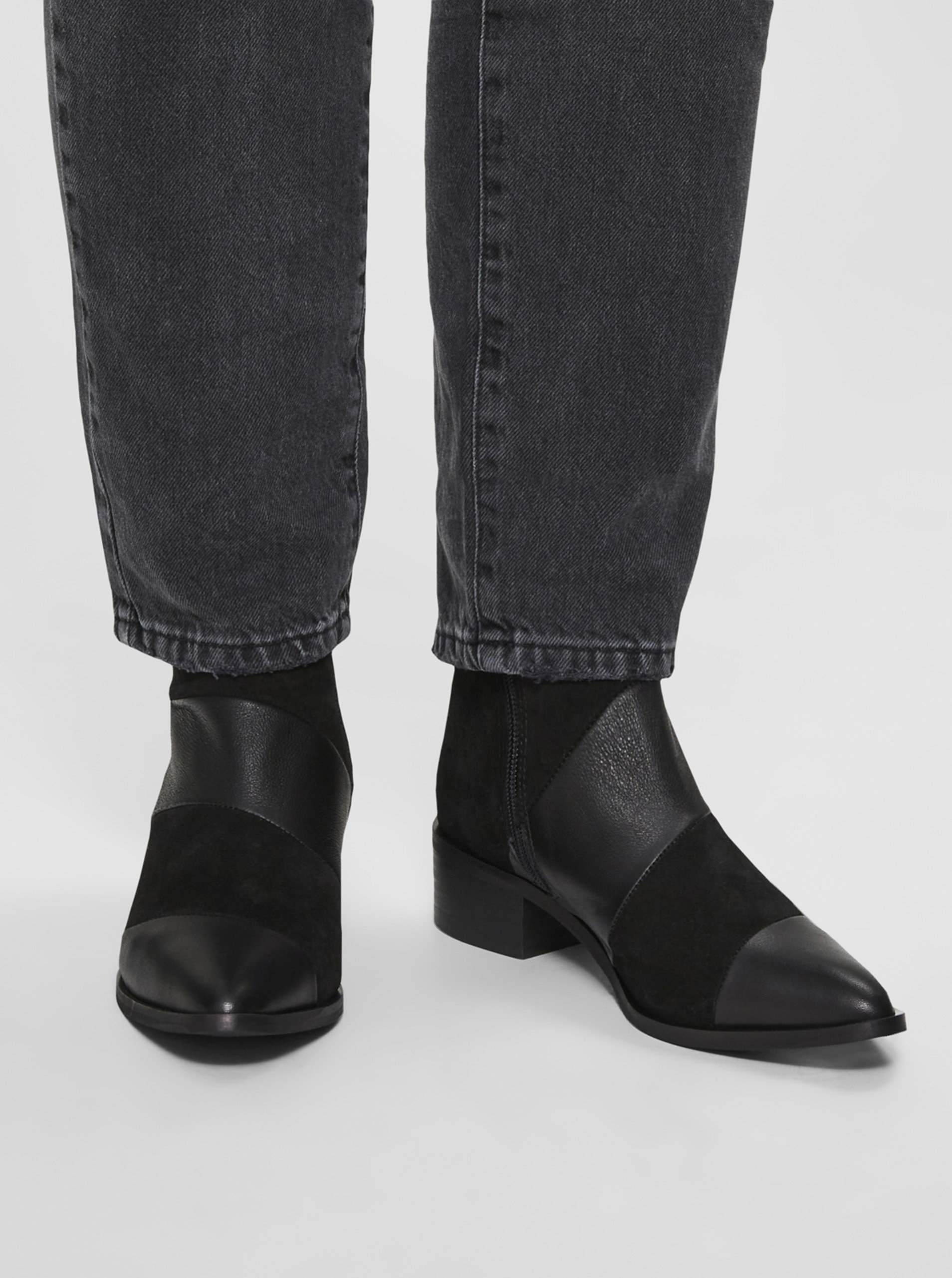 Fotografie Černé kožené kotníkové boty Selected Femme Ellen