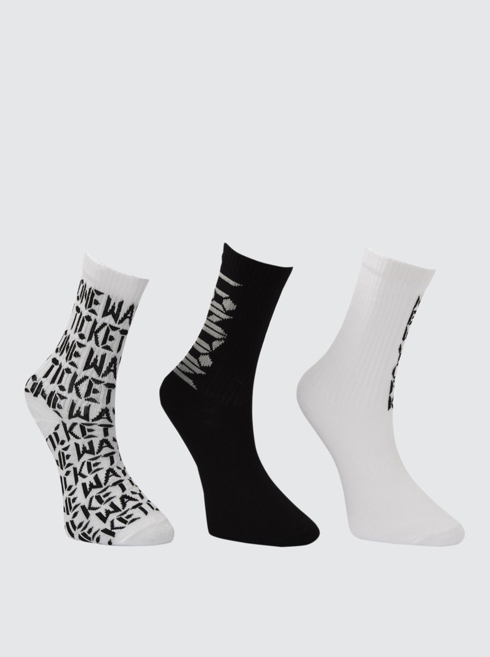 Fotografie Sada tří párů dámských vzorovaných ponožek v černé a bílé barvě Trendyol