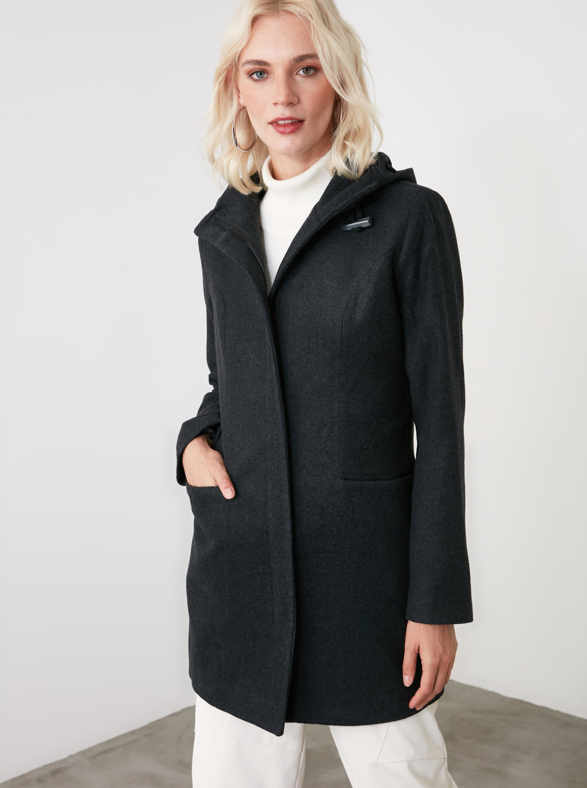 Fotografie Černý dámský kabát s kapucí Trendyol
