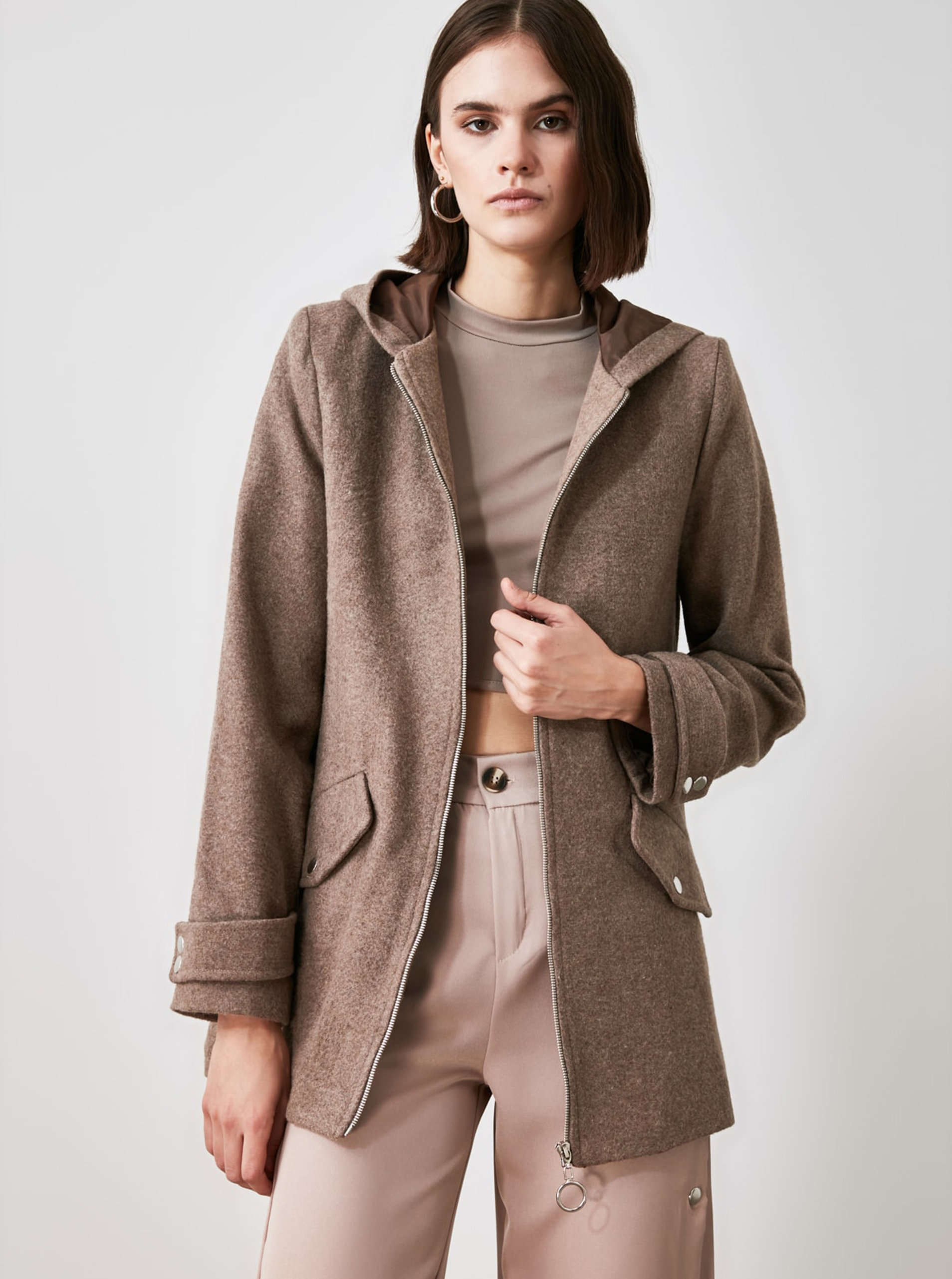 Fotografie Hnědý dámský kabát s kapucí Trendyol