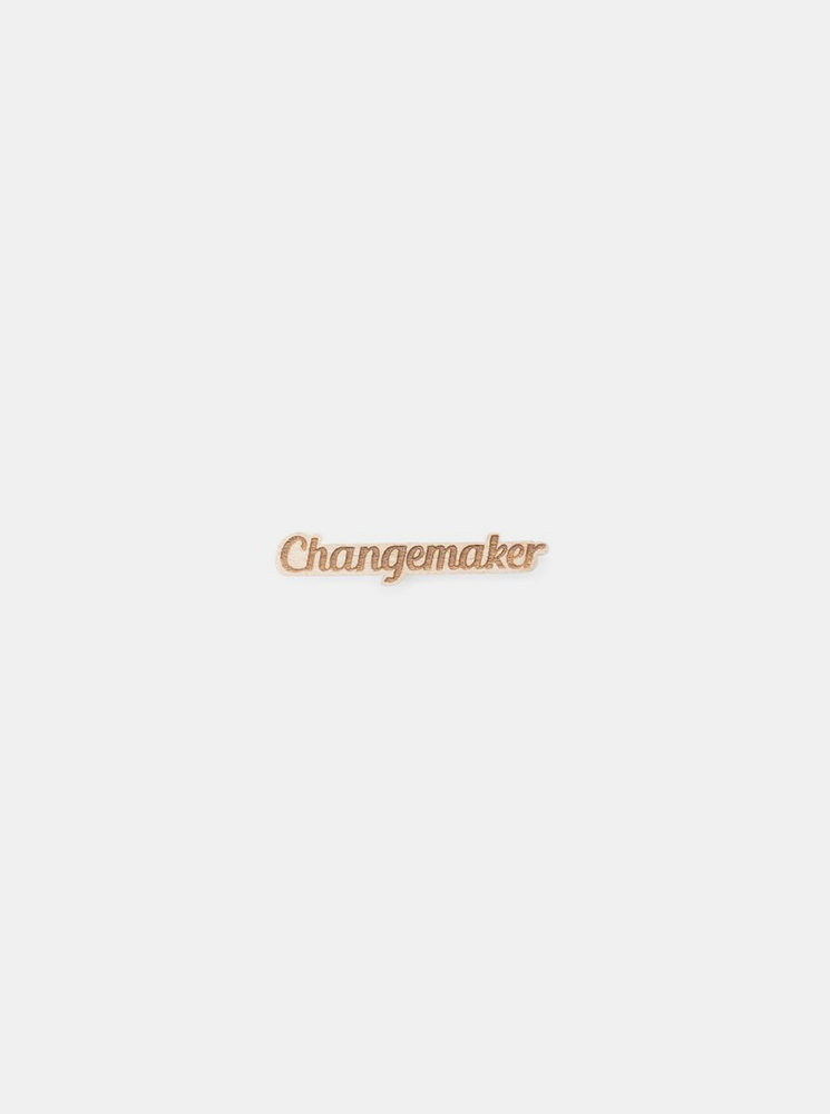 Fotografie Dřevěná brož ve tvaru nápisu Changemaker BeWooden