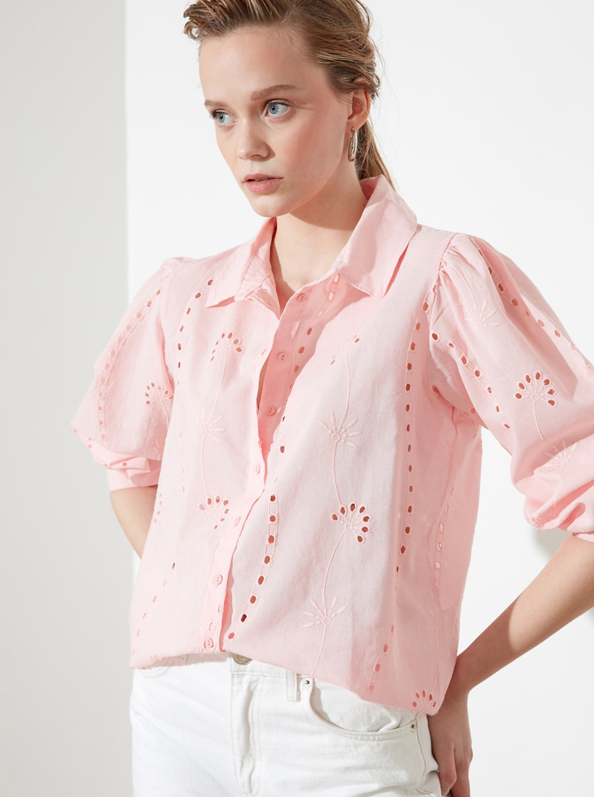 Fotografie Růžová dámská volná košile s madeirou Trendyol