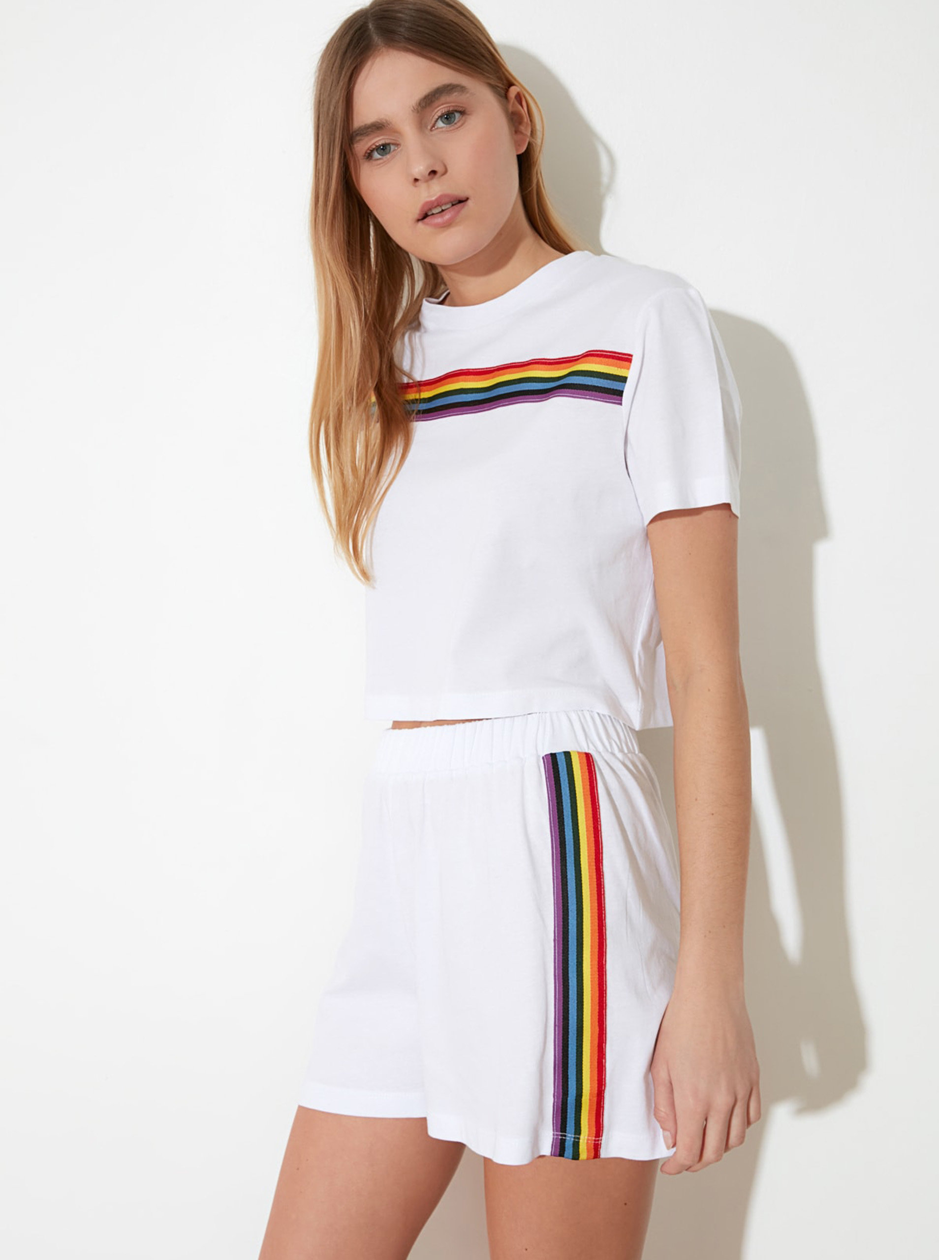 Fotografie Bílé dámské pyžamo s barevnými pruhy Trendyol