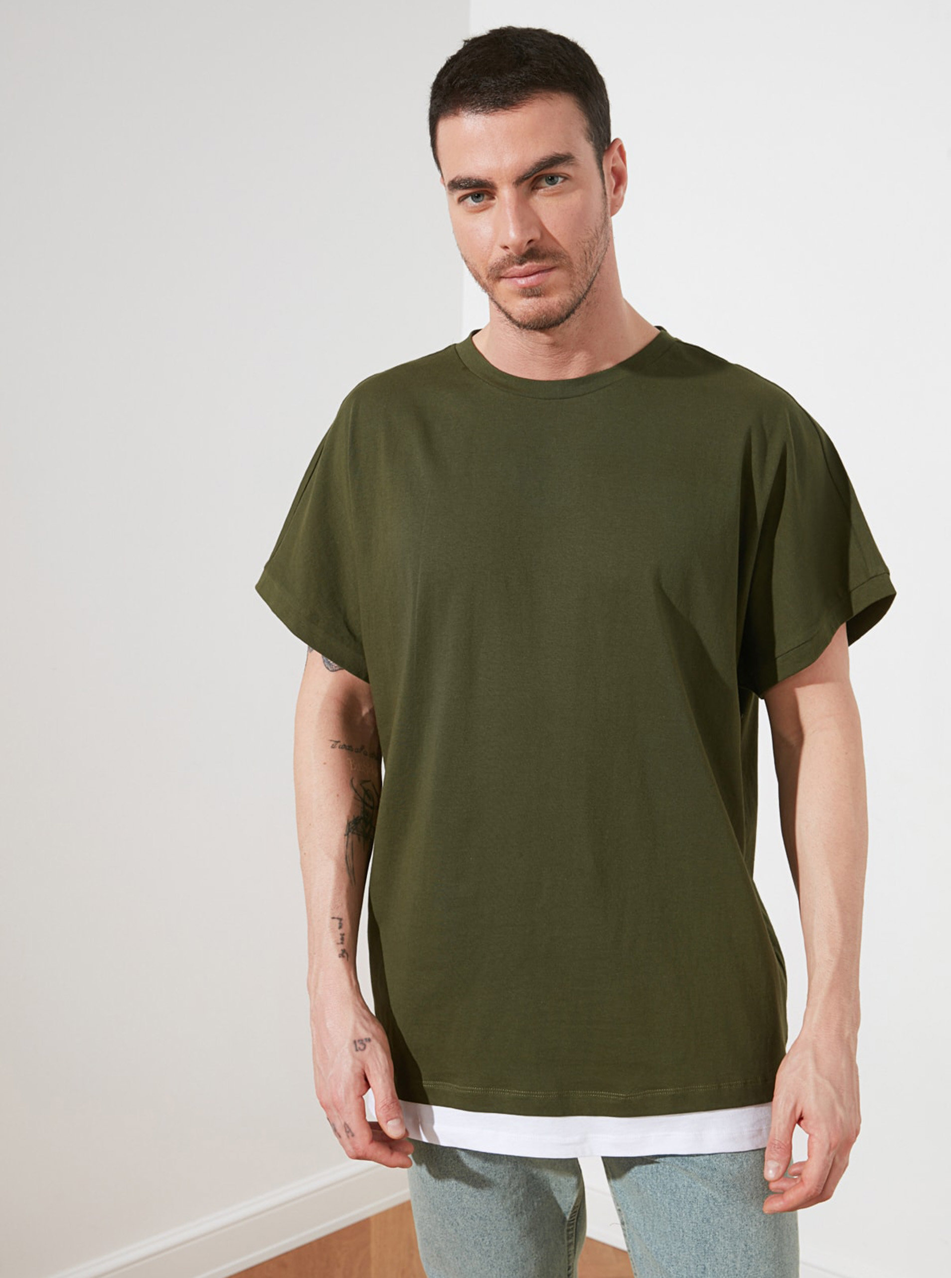 Fotografie Tmavě zelené pánské volné tričko Trendyol