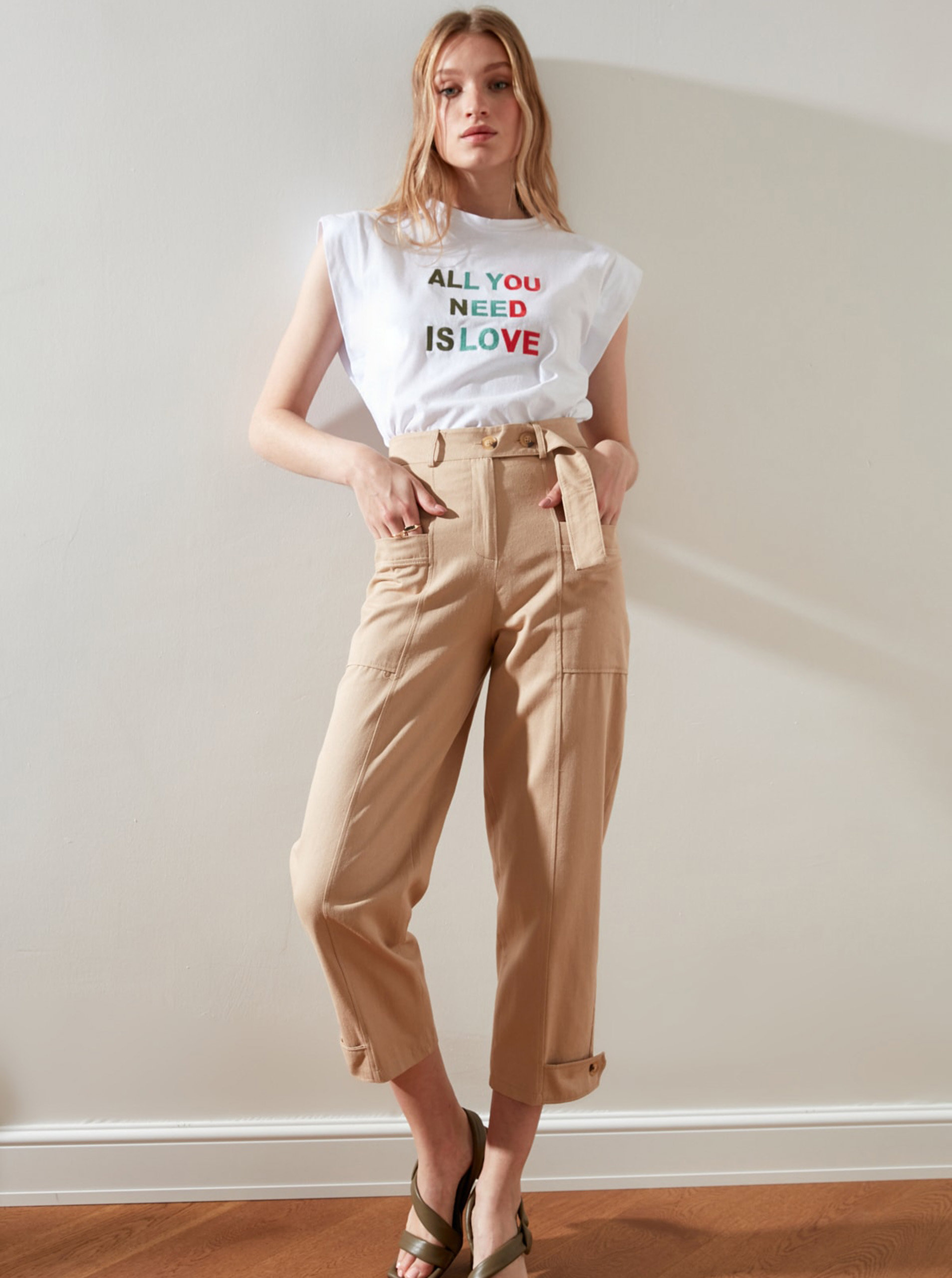 Fotografie Béžové dámské zkrácené kalhoty s kapsami Trendyol