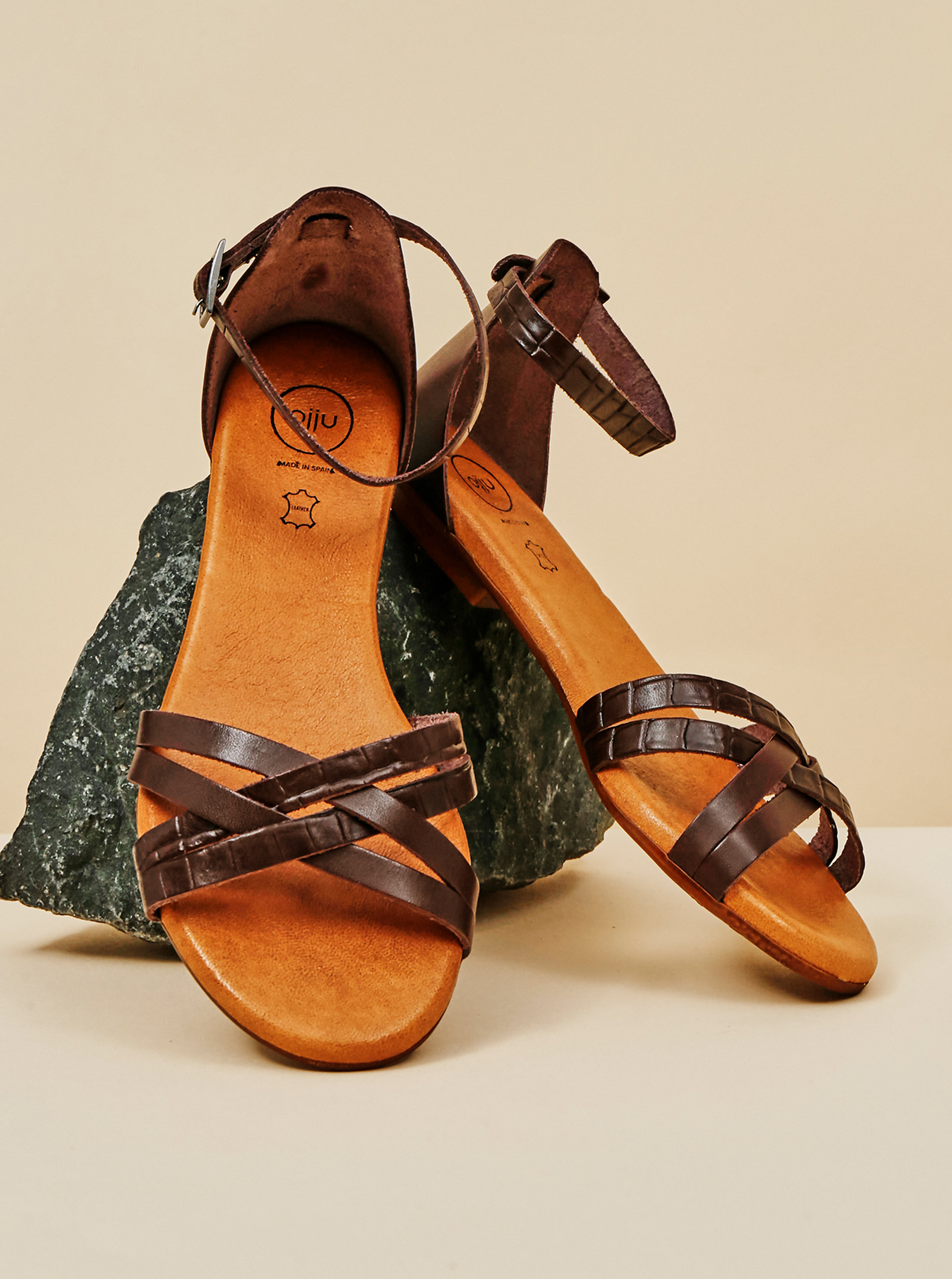 Fotografie Tmavě hnědé dámské kožené sandály OJJU OJJU A22:1306296_18942