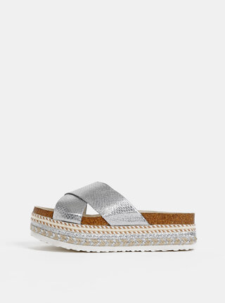 Metalické šľapky v striebornej farbe na platforme Dorothy Perkins