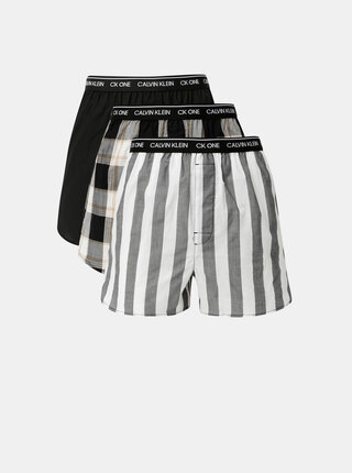Sada tří vzorovaných trenýrek v šedé, bílé a černé barvě Calvin Klein Underwear